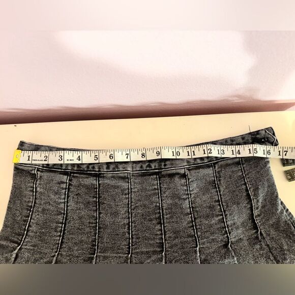 Signature 8 pleated skirt in acid wash black - Picture 8 of 9